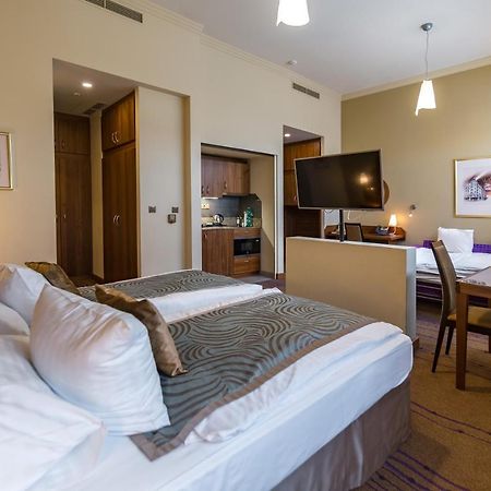 Merchants Crown Suites And Spa ปราก ภายนอก รูปภาพ A typical studio apartment