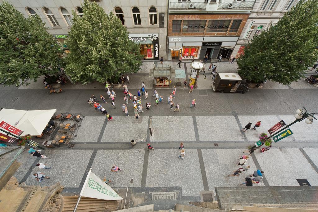 Merchants Crown Suites And Spa ปราก ภายนอก รูปภาพ The square in 2011