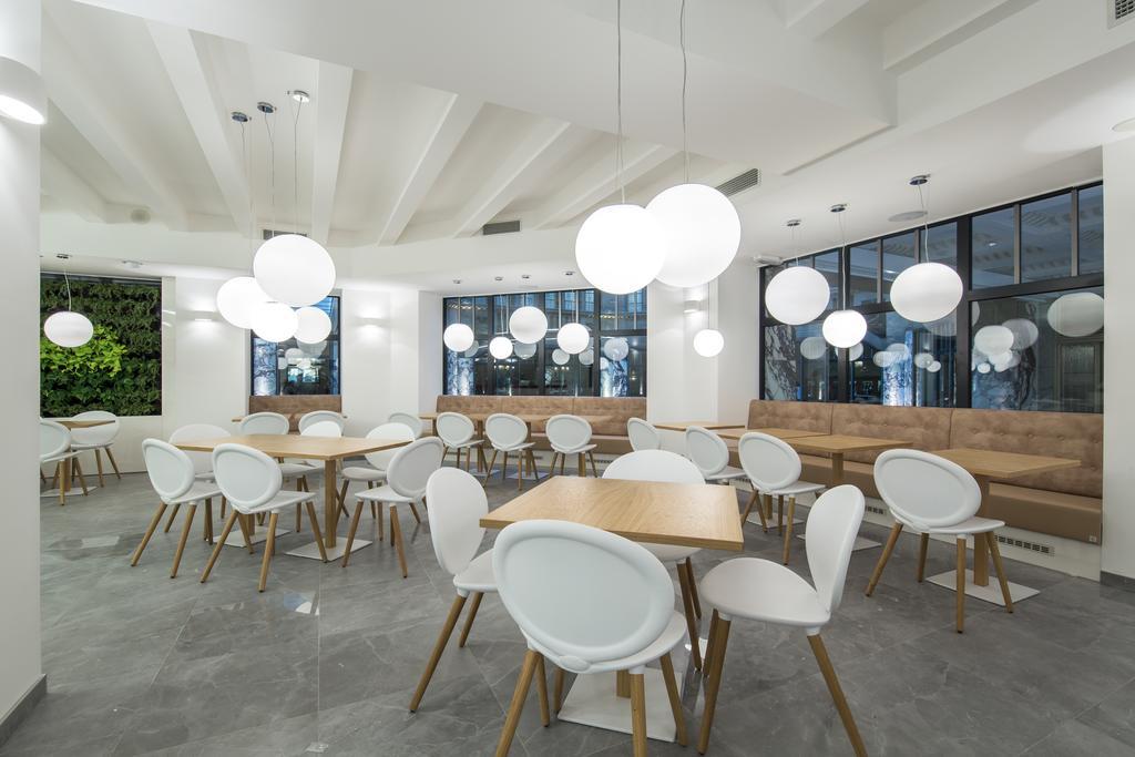 Merchants Crown Suites And Spa ปราก ภายนอก รูปภาพ The interior of the restaurant