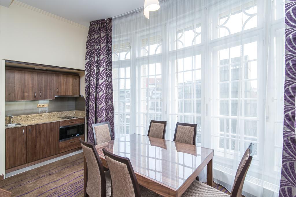 Merchants Crown Suites And Spa ปราก ภายนอก รูปภาพ A kitchen with a large window