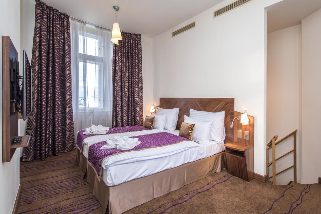 Merchants Crown Suites And Spa ปราก ภายนอก รูปภาพ A room at the hotel