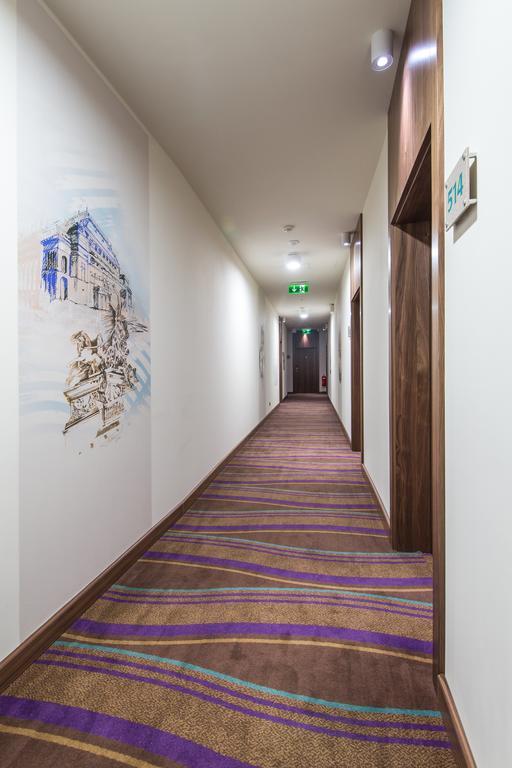 Merchants Crown Suites And Spa ปราก ภายนอก รูปภาพ A typical hotel corridor