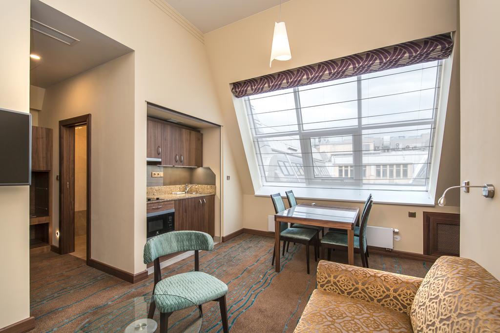 Merchants Crown Suites And Spa ปราก ภายนอก รูปภาพ A typical apartment