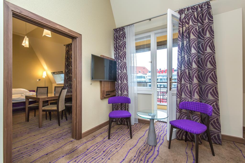 Merchants Crown Suites And Spa ปราก ภายนอก รูปภาพ Suite