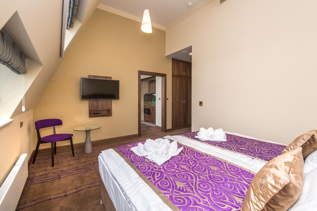 Merchants Crown Suites And Spa ปราก ภายนอก รูปภาพ A room at the Premier Inn in London