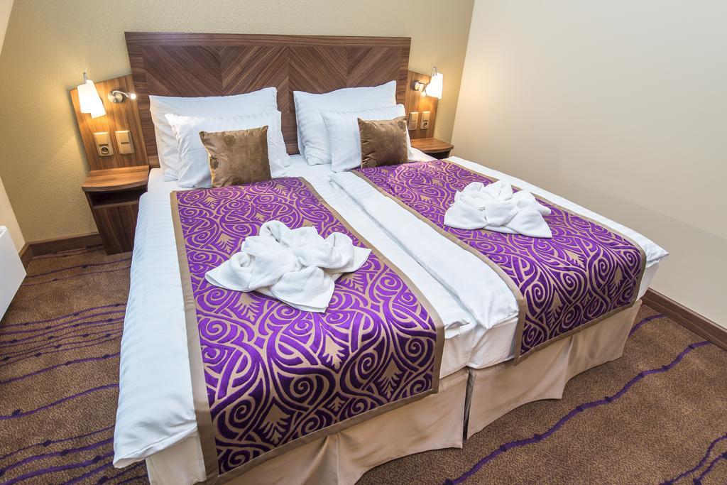 Merchants Crown Suites And Spa ปราก ภายนอก รูปภาพ A bed with a bed skirt