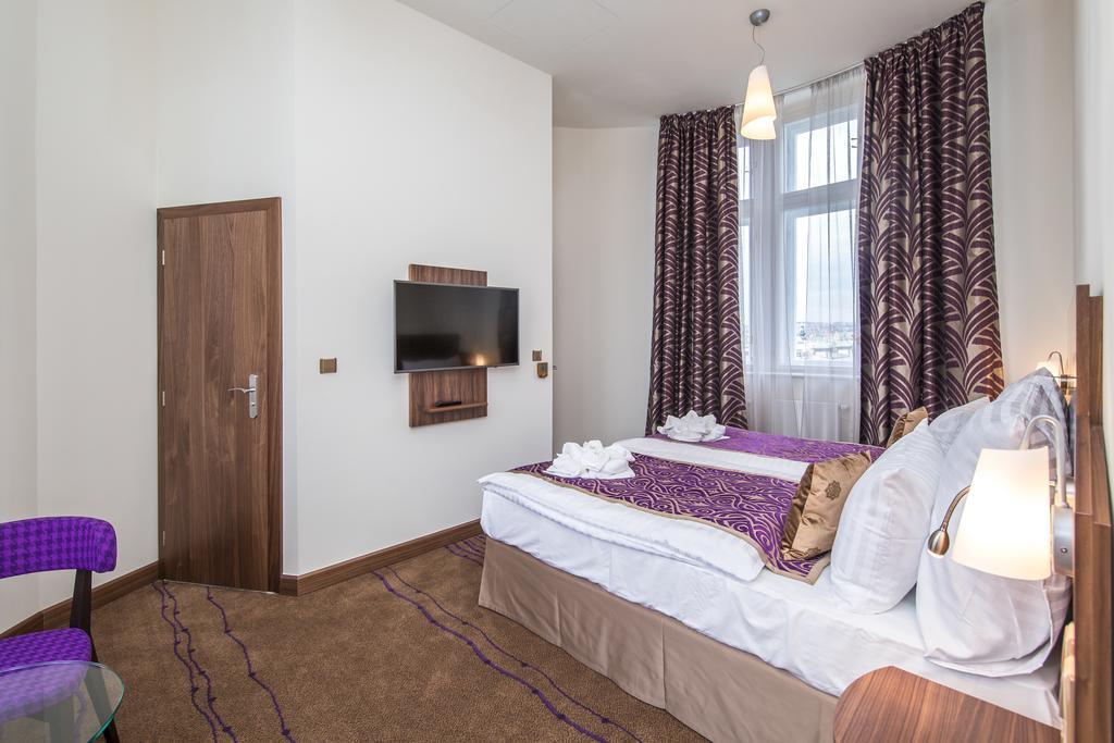 Merchants Crown Suites And Spa ปราก ภายนอก รูปภาพ A room at the hotel