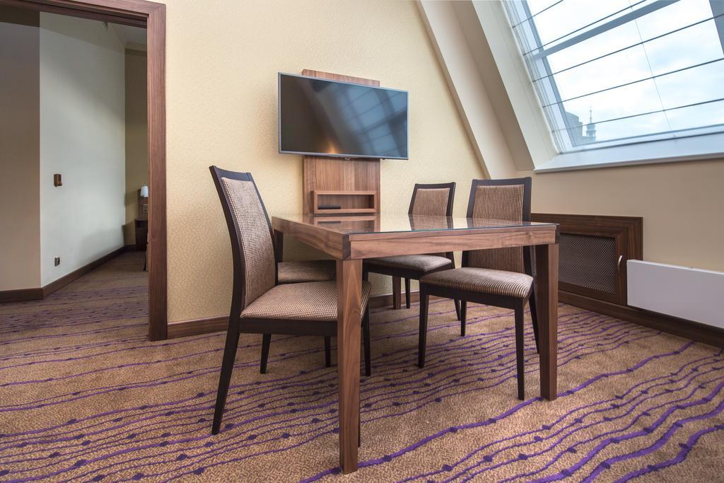 Merchants Crown Suites And Spa ปราก ภายนอก รูปภาพ A suite at the hotel