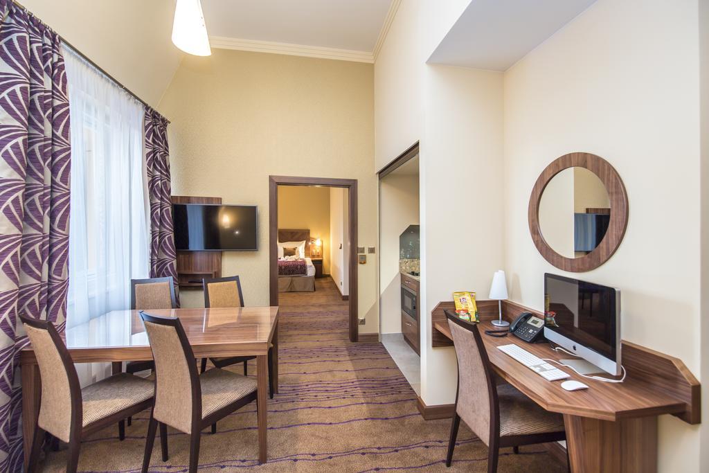 Merchants Crown Suites And Spa ปราก ภายนอก รูปภาพ Suite