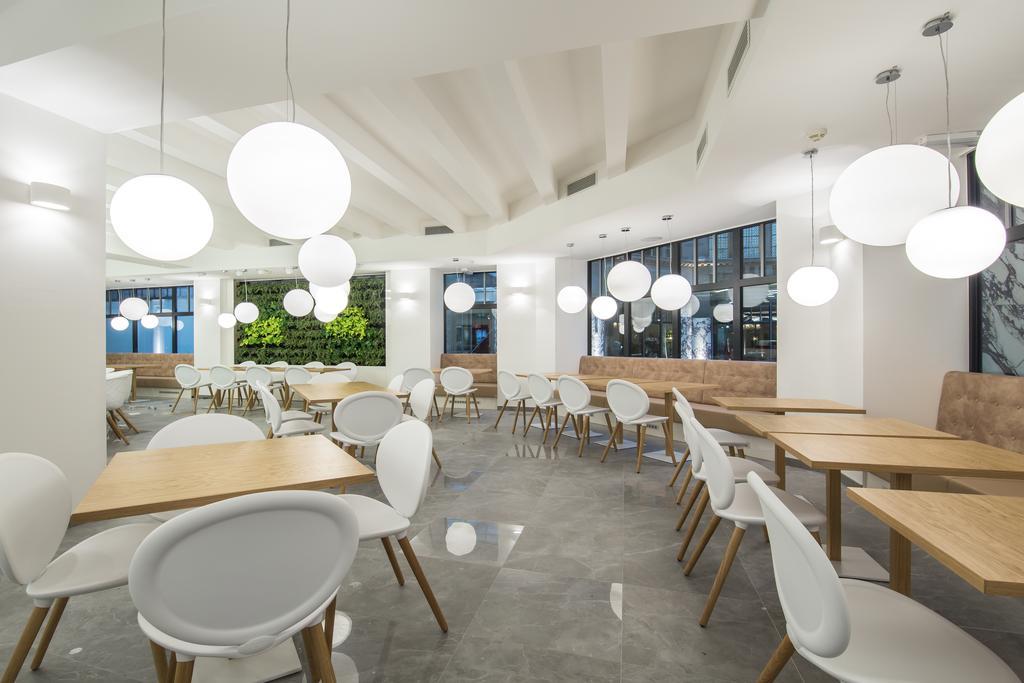 Merchants Crown Suites And Spa ปราก ภายนอก รูปภาพ Interior of the restaurant