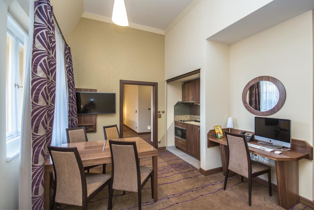 Merchants Crown Suites And Spa ปราก ภายนอก รูปภาพ A typical apartment