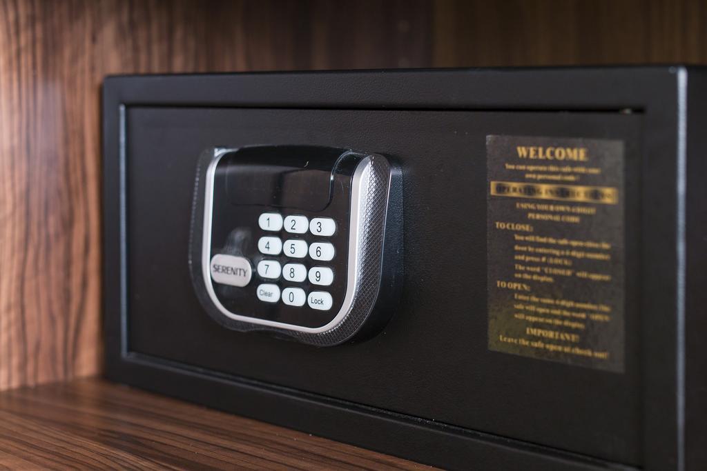Merchants Crown Suites And Spa ปราก ภายนอก รูปภาพ A safe with a keypad