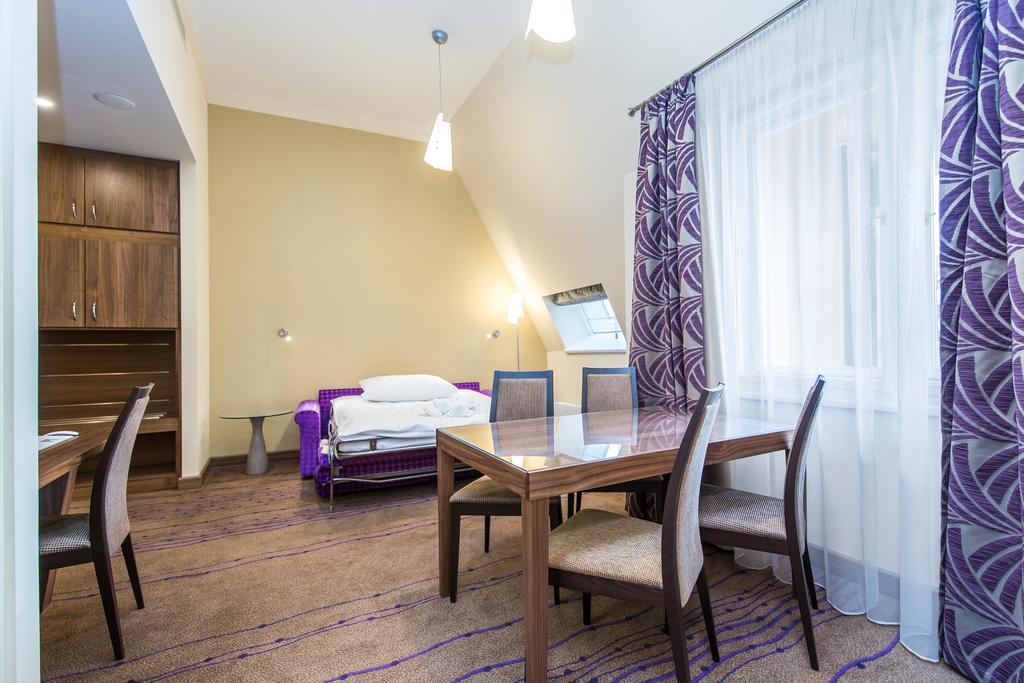 Merchants Crown Suites And Spa ปราก ภายนอก รูปภาพ A typical apartment