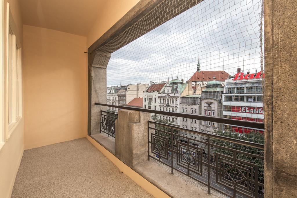 Merchants Crown Suites And Spa ปราก ภายนอก รูปภาพ A balcony in Vienna