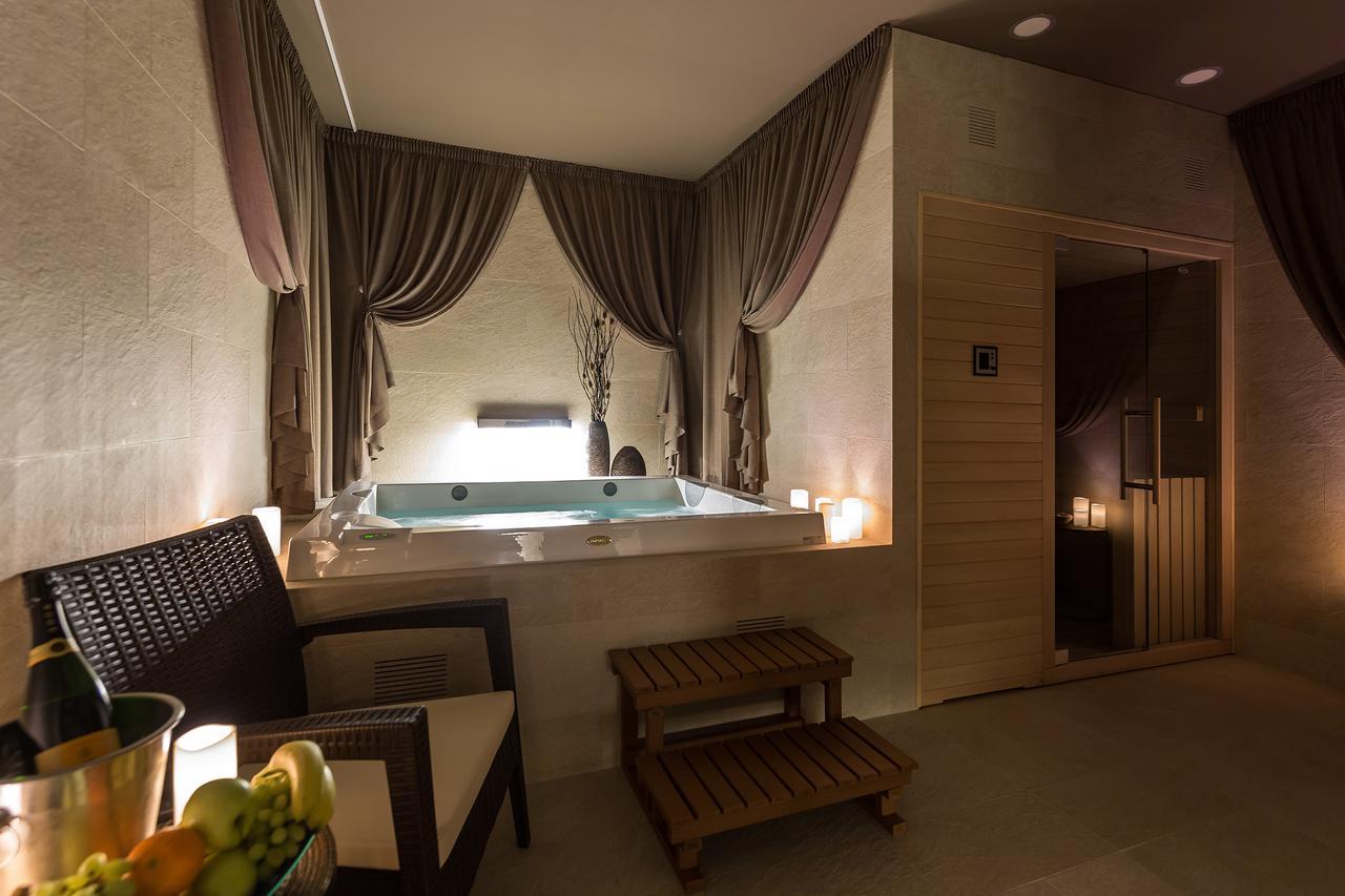 Merchants Crown Suites And Spa ปราก ภายนอก รูปภาพ A spa in a hotel