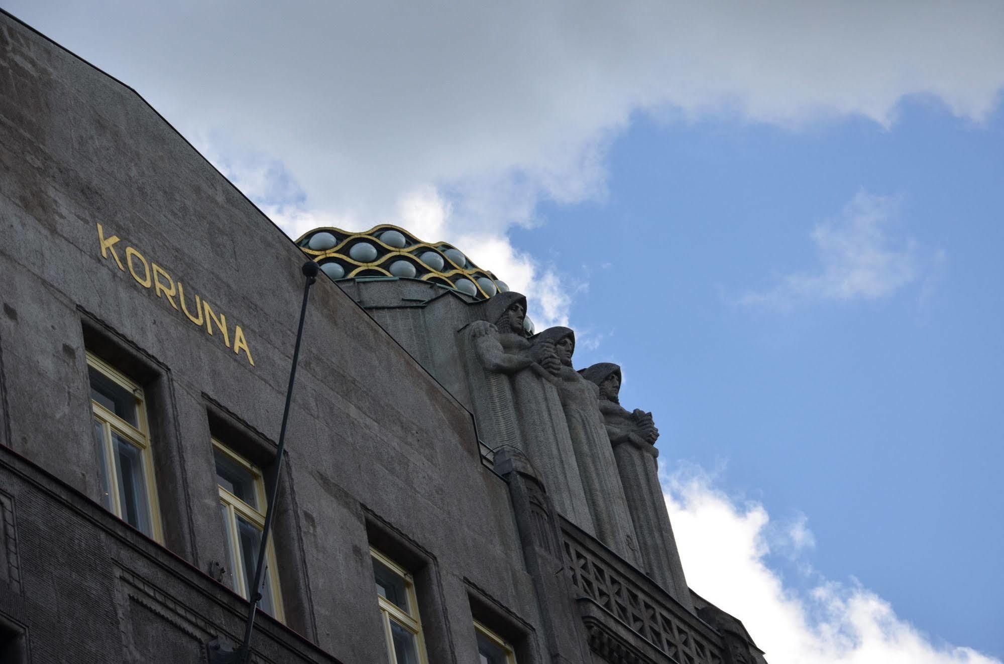 Merchants Crown Suites And Spa ปราก ภายนอก รูปภาพ Detail of the facade