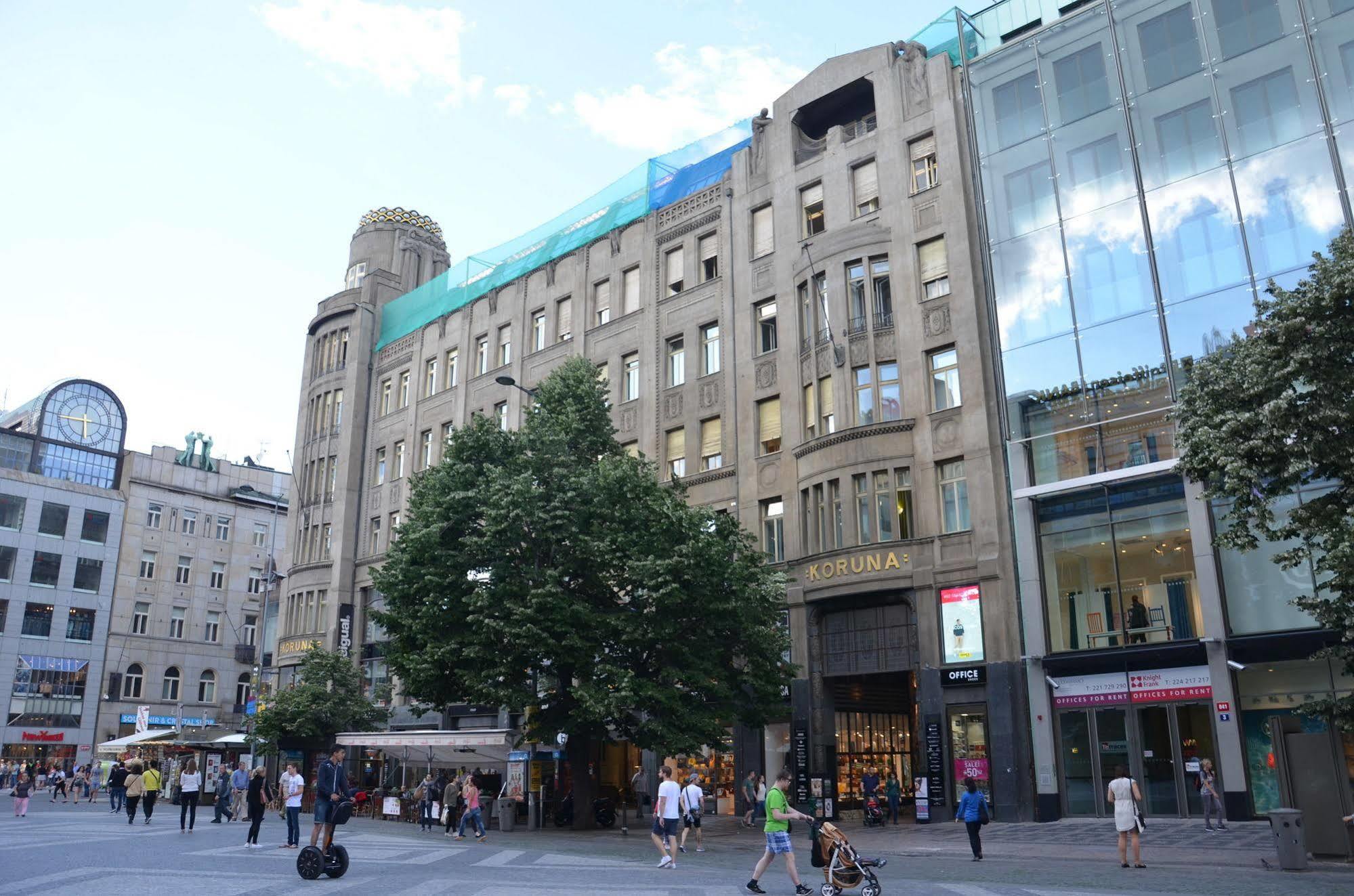 Merchants Crown Suites And Spa ปราก ภายนอก รูปภาพ The former department store, now a shopping centre