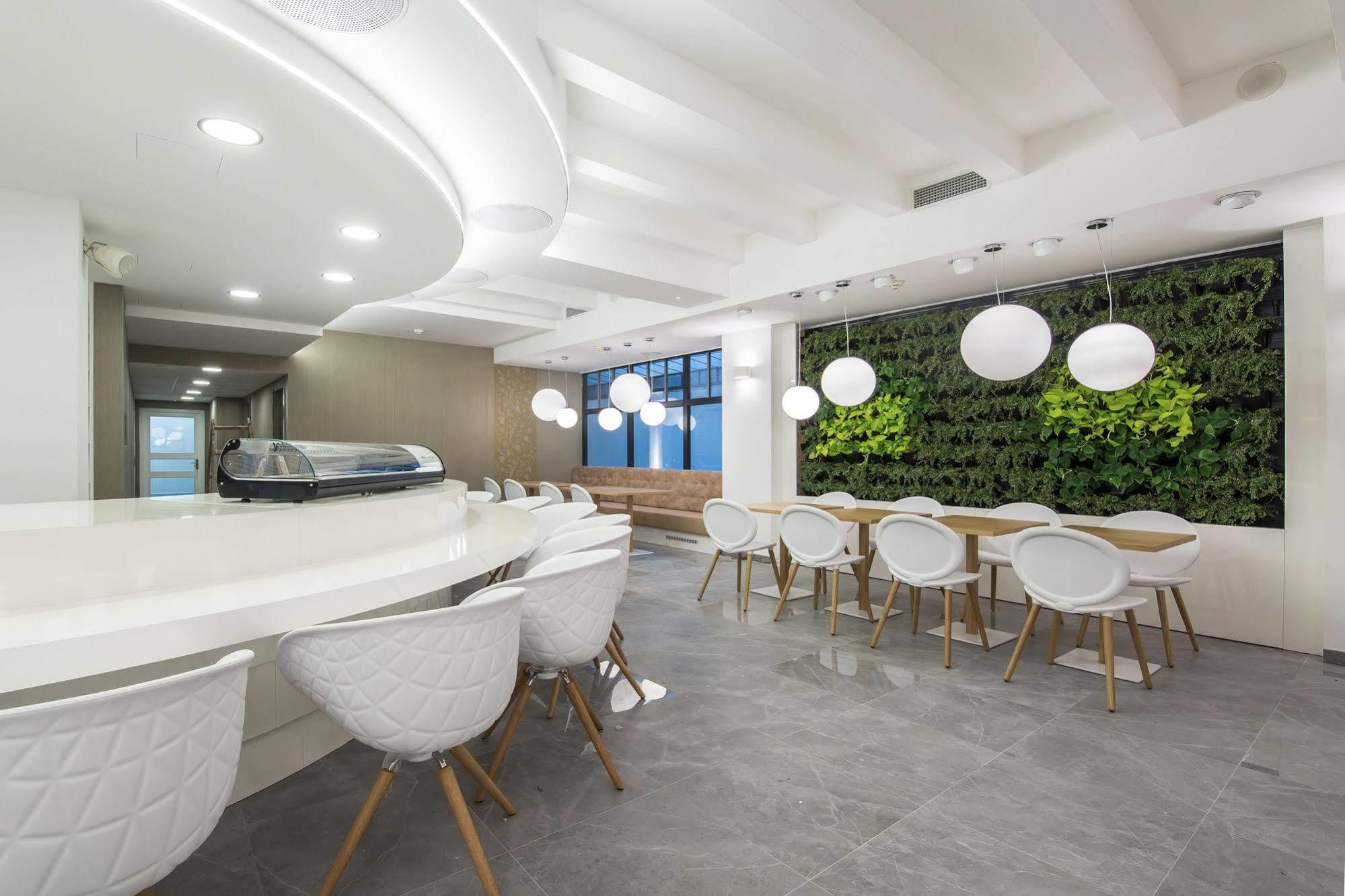 Merchants Crown Suites And Spa ปราก ภายนอก รูปภาพ The Green Wall at the 10th floor of the building