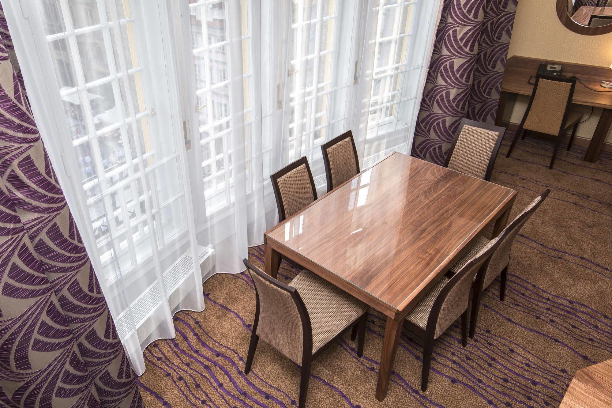 Merchants Crown Suites And Spa ปราก ภายนอก รูปภาพ A table and chairs