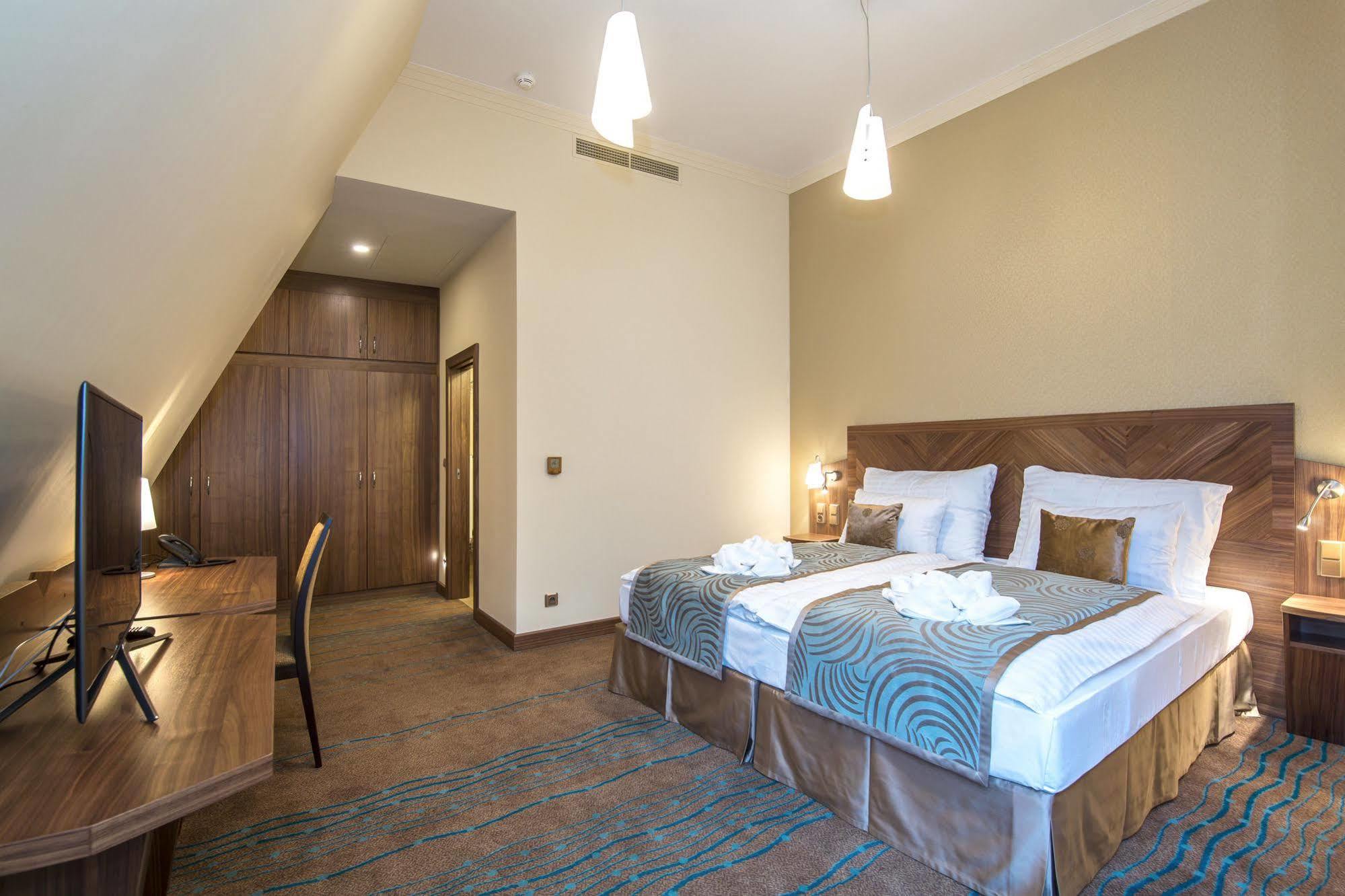 Merchants Crown Suites And Spa ปราก ภายนอก รูปภาพ A room at the hotel