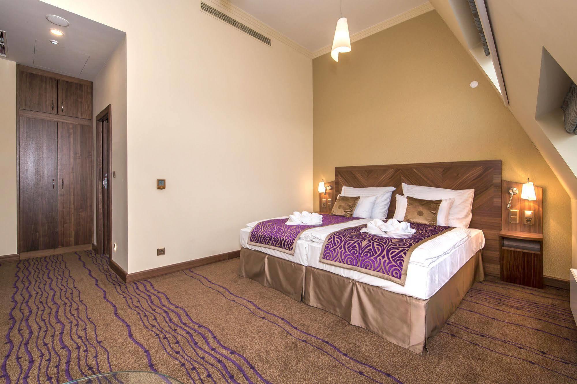 Merchants Crown Suites And Spa ปราก ภายนอก รูปภาพ Suite