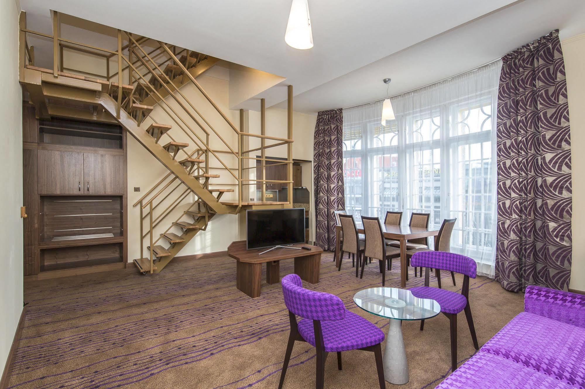 Merchants Crown Suites And Spa ปราก ภายนอก รูปภาพ A suite at the Radisson Blu Hotel, Prague