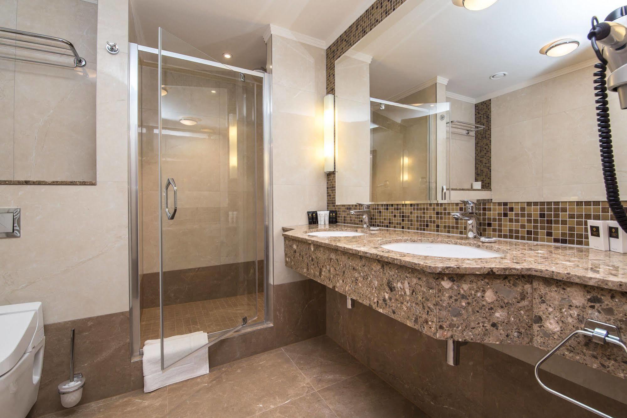 Merchants Crown Suites And Spa ปราก ภายนอก รูปภาพ A shower enclosure