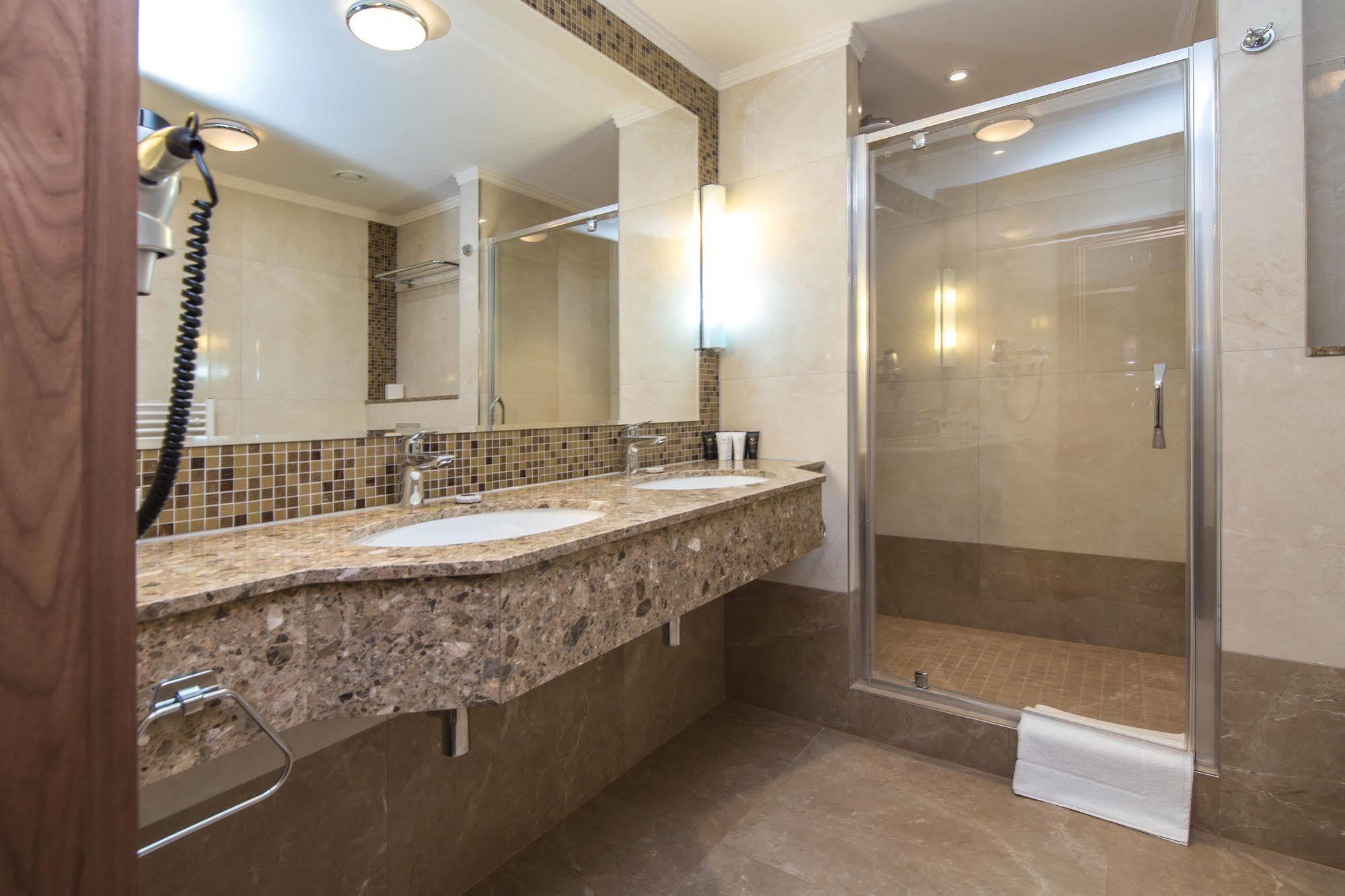 Merchants Crown Suites And Spa ปราก ภายนอก รูปภาพ A shower enclosure