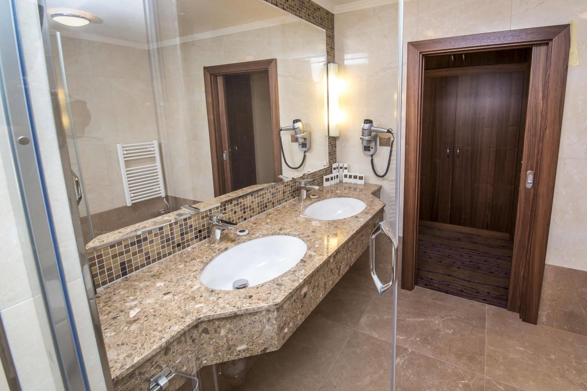 Merchants Crown Suites And Spa ปราก ภายนอก รูปภาพ Bathroom in a hotel