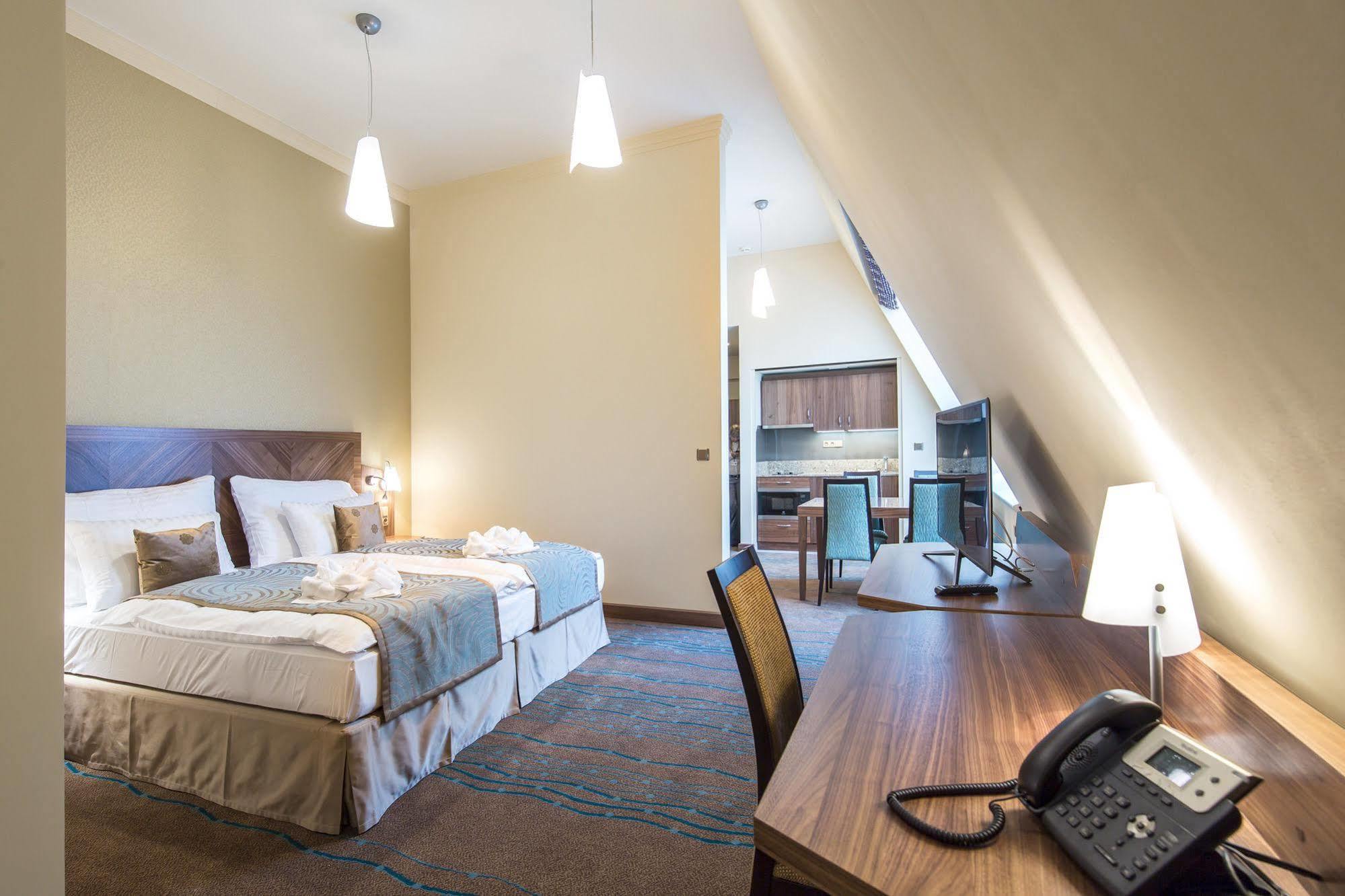 Merchants Crown Suites And Spa ปราก ภายนอก รูปภาพ A typical room at the hotel