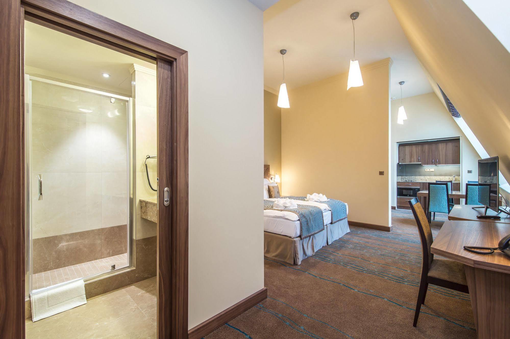 Merchants Crown Suites And Spa ปราก ภายนอก รูปภาพ A typical apartment
