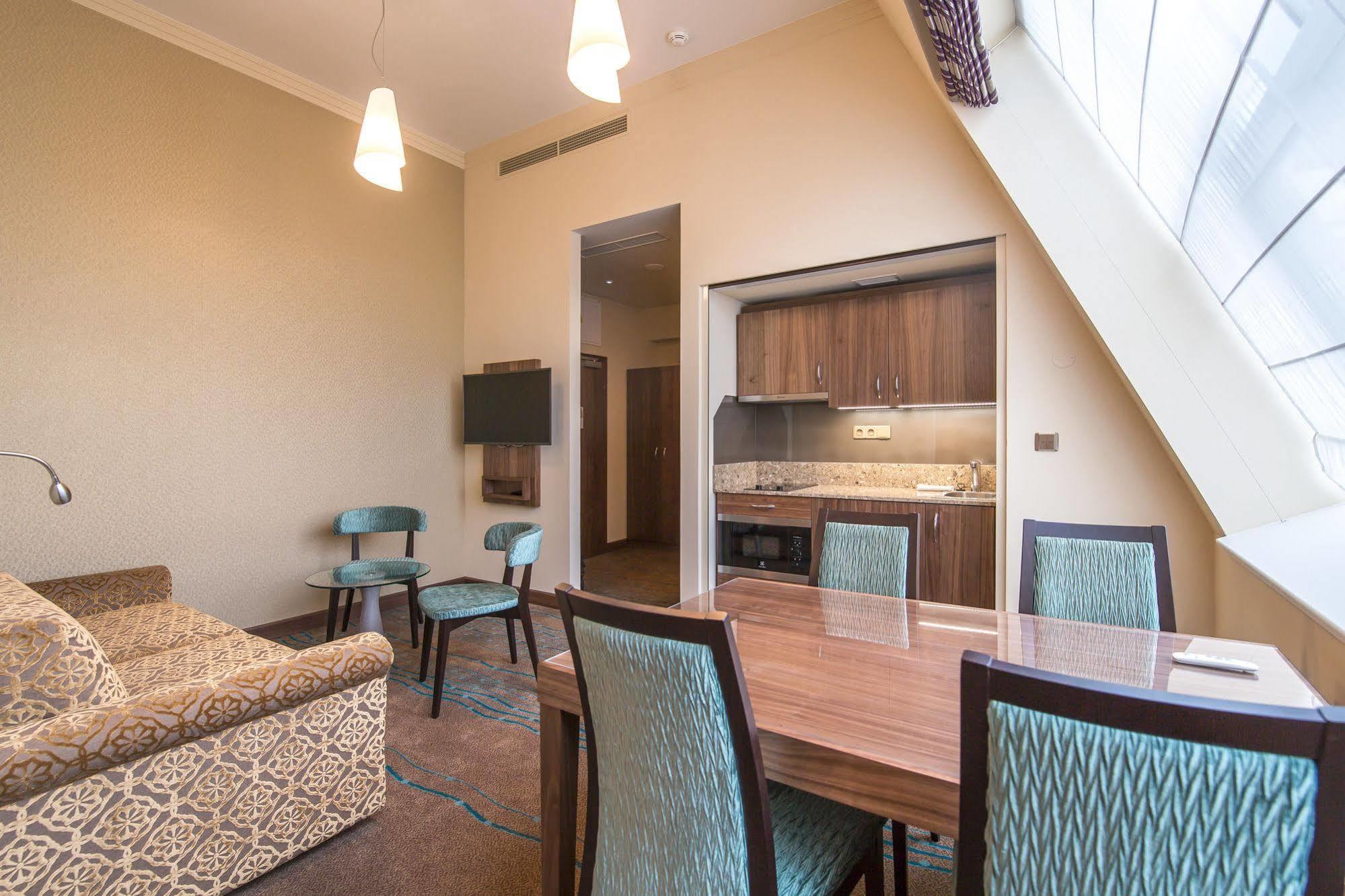 Merchants Crown Suites And Spa ปราก ภายนอก รูปภาพ A suite at the hotel