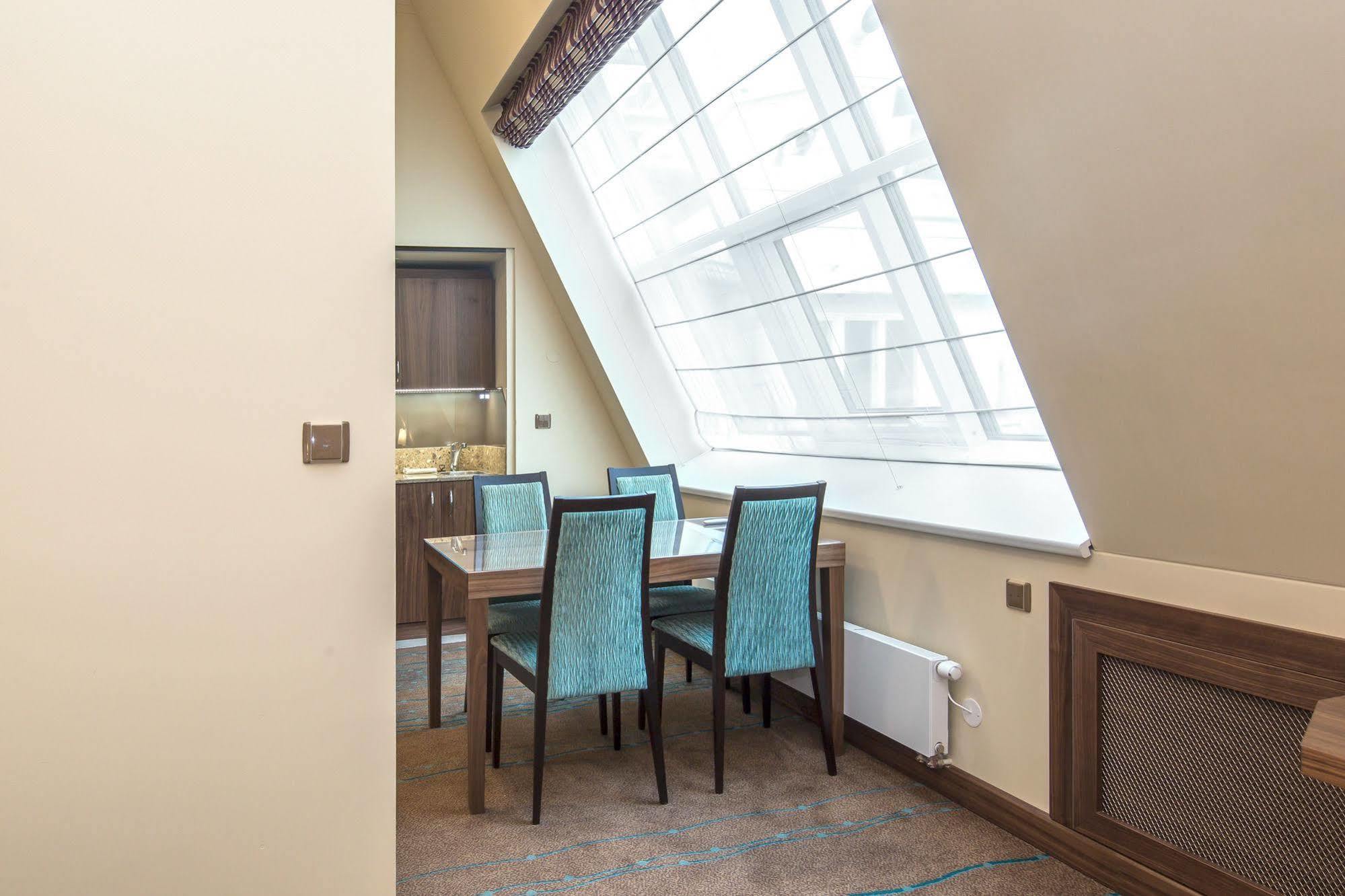 Merchants Crown Suites And Spa ปราก ภายนอก รูปภาพ A Roman blind in a hotel room