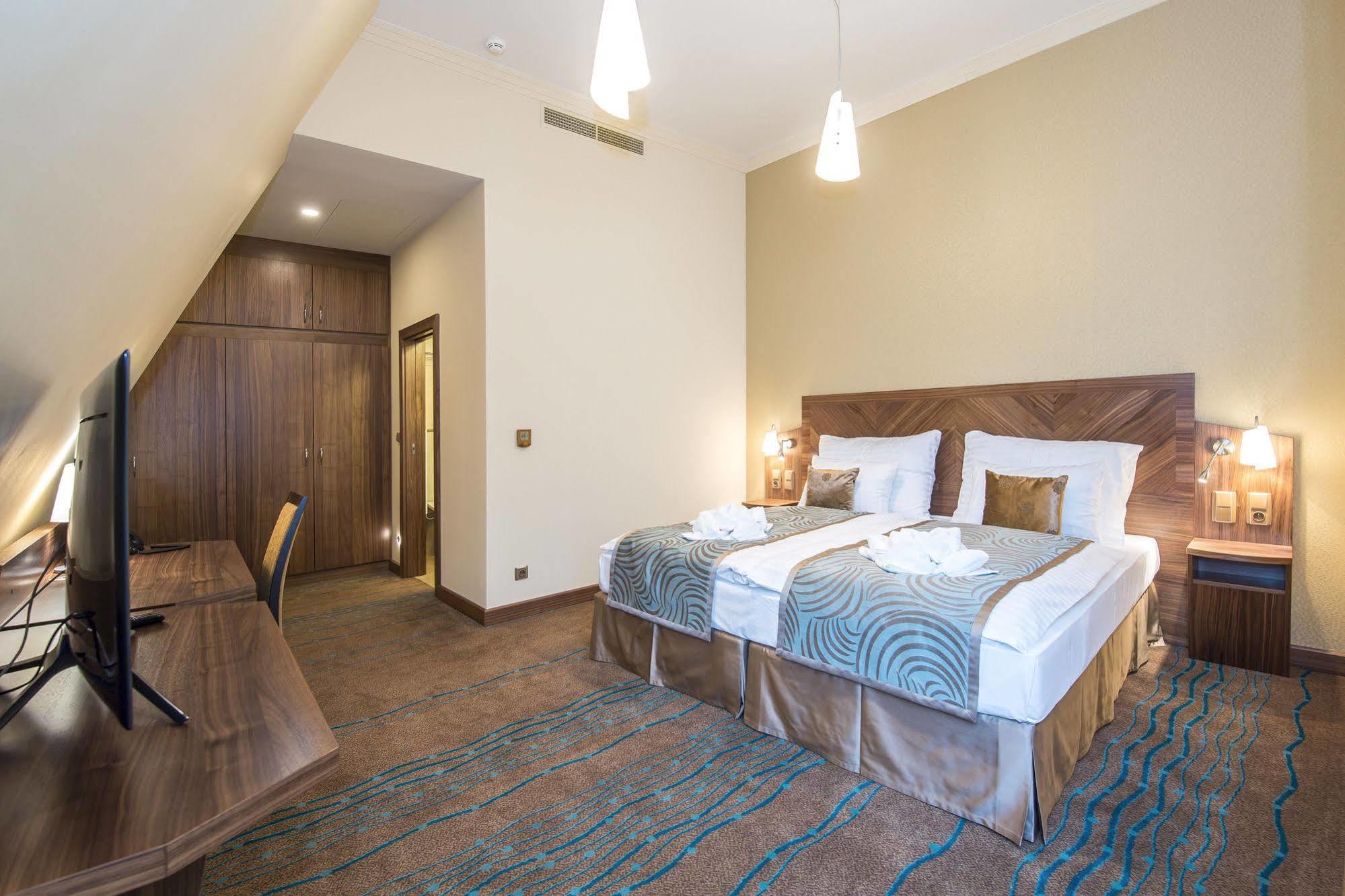 Merchants Crown Suites And Spa ปราก ภายนอก รูปภาพ A room at the hotel