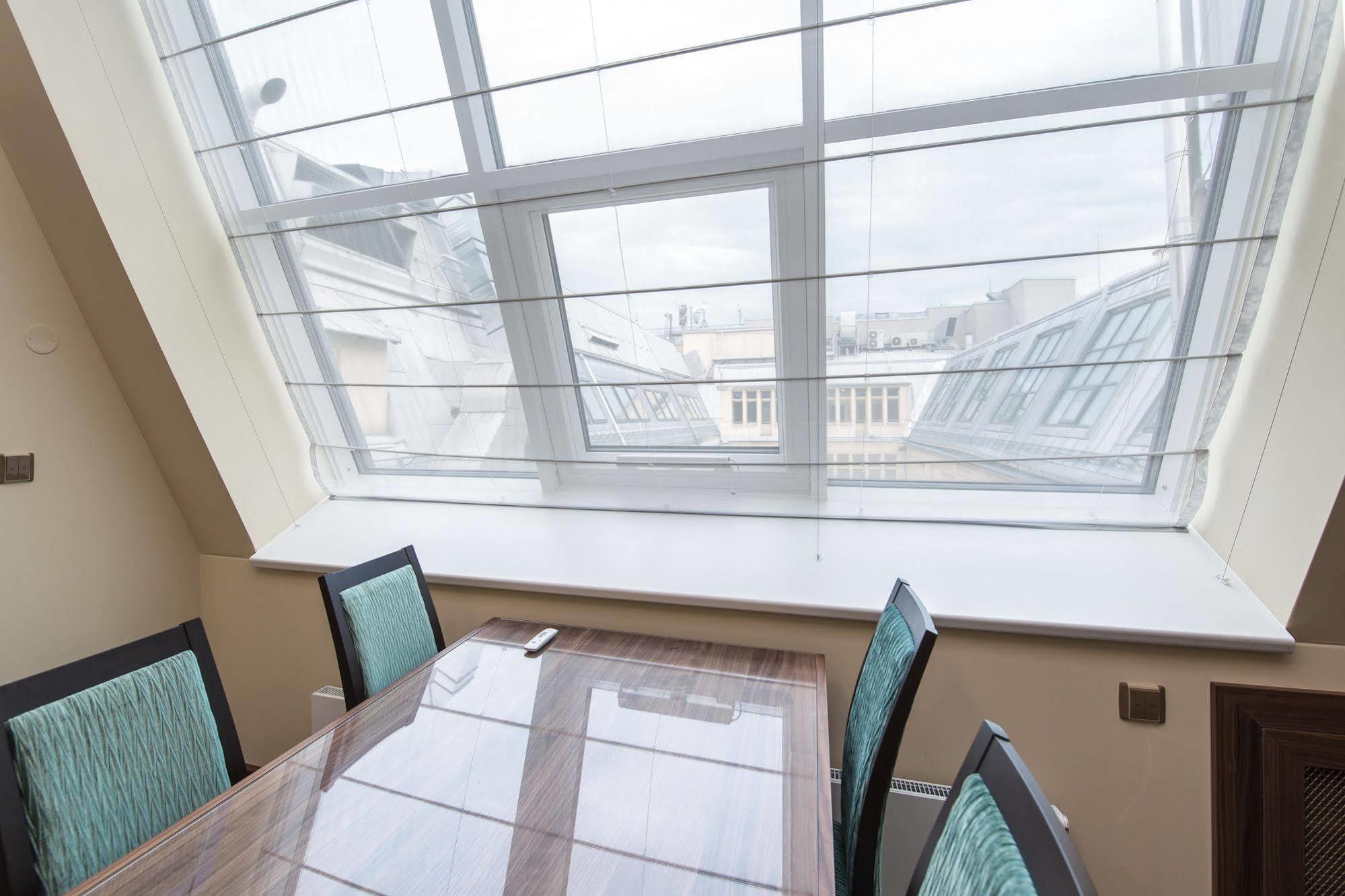 Merchants Crown Suites And Spa ปราก ภายนอก รูปภาพ Roman blinds