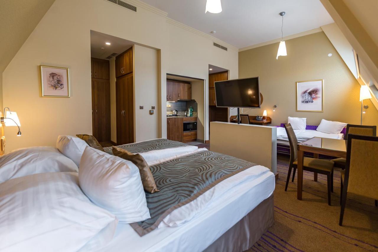 Merchants Crown Suites And Spa ปราก ภายนอก รูปภาพ A typical studio apartment