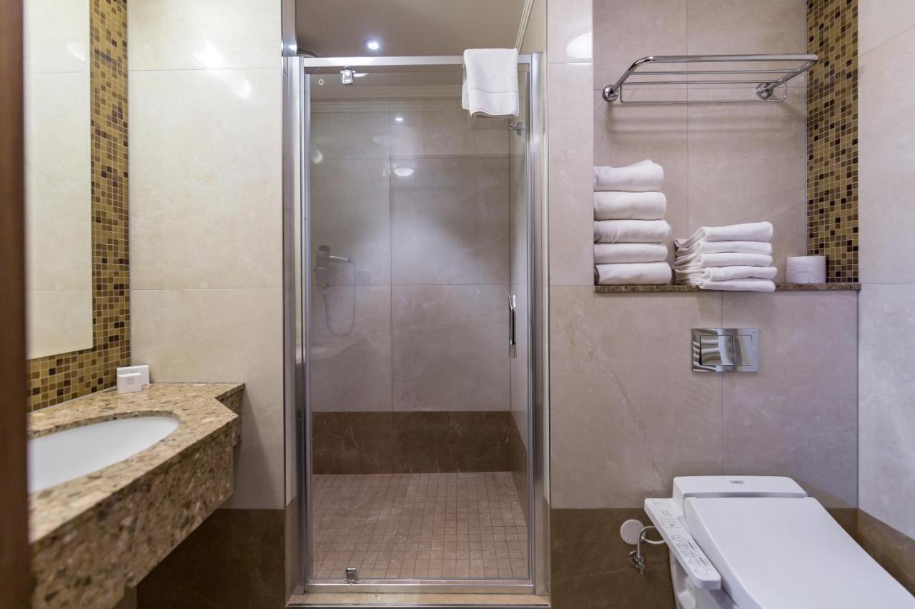 Merchants Crown Suites And Spa ปราก ภายนอก รูปภาพ A shower enclosure