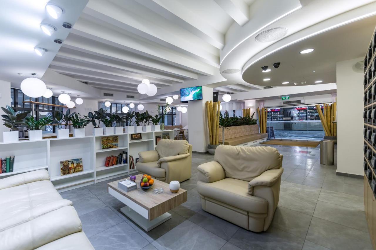 Merchants Crown Suites And Spa ปราก ภายนอก รูปภาพ Business lounge at Belgrade Nikola Tesla Airport