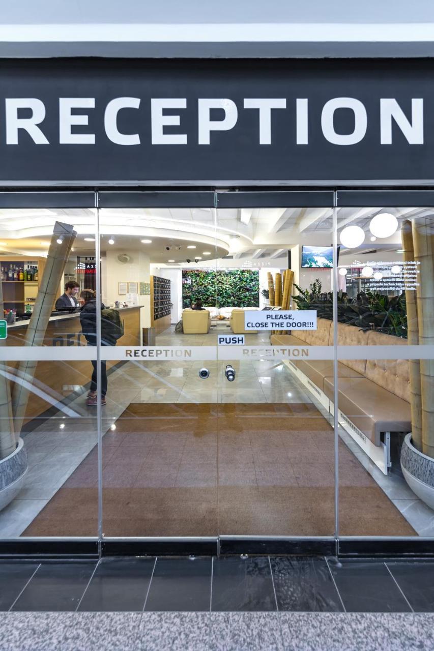 Merchants Crown Suites And Spa ปราก ภายนอก รูปภาพ Automatic door