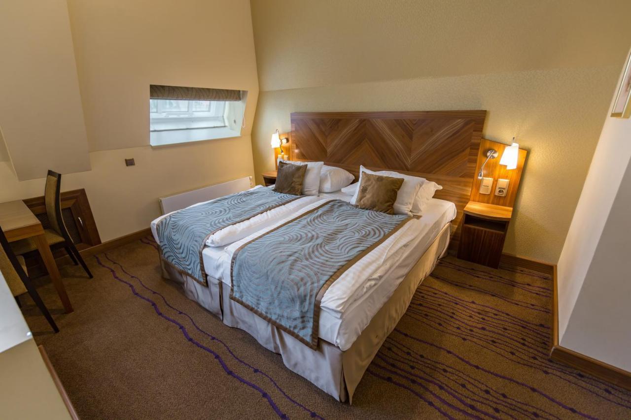 Merchants Crown Suites And Spa ปราก ภายนอก รูปภาพ A bedroom at the hotel