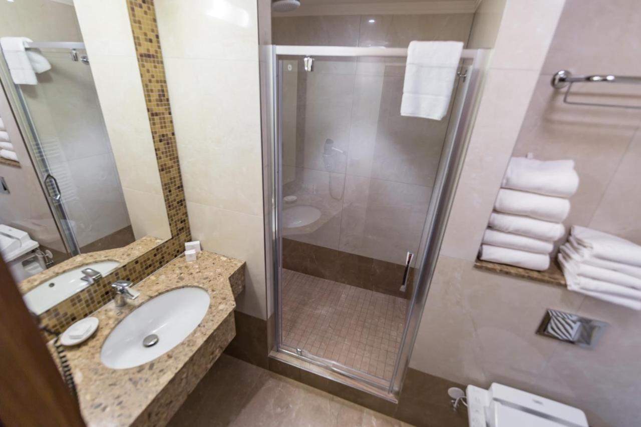 Merchants Crown Suites And Spa ปราก ภายนอก รูปภาพ A shower enclosure