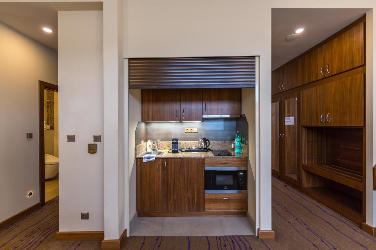 Merchants Crown Suites And Spa ปราก ภายนอก รูปภาพ A kitchenette in a hotel room