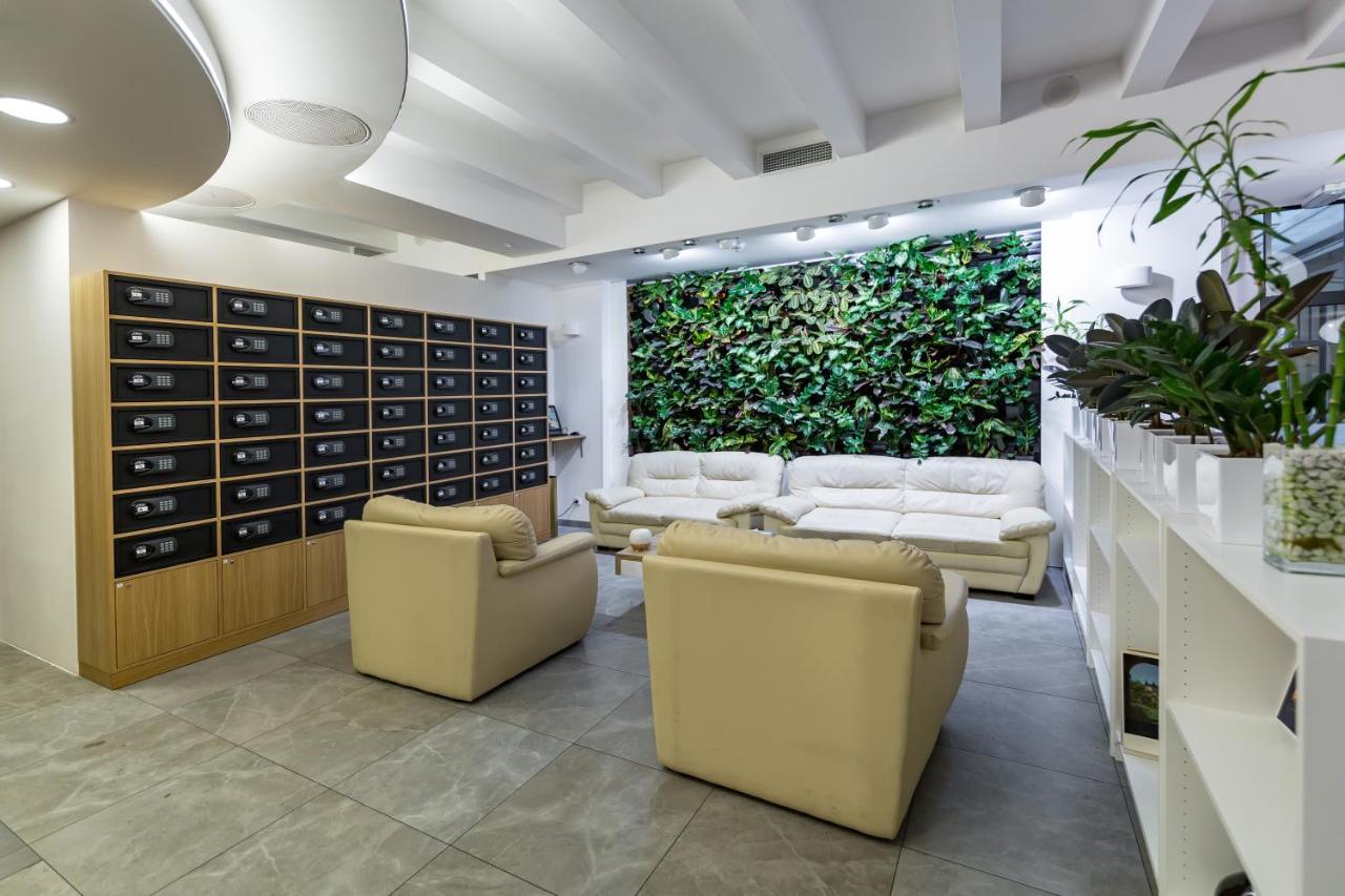 Merchants Crown Suites And Spa ปราก ภายนอก รูปภาพ Green wall in a modern office