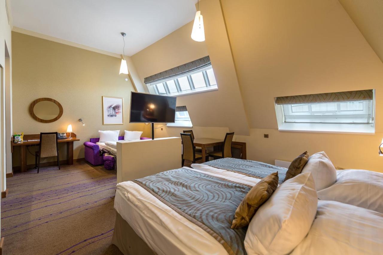 Merchants Crown Suites And Spa ปราก ภายนอก รูปภาพ A room at the hotel