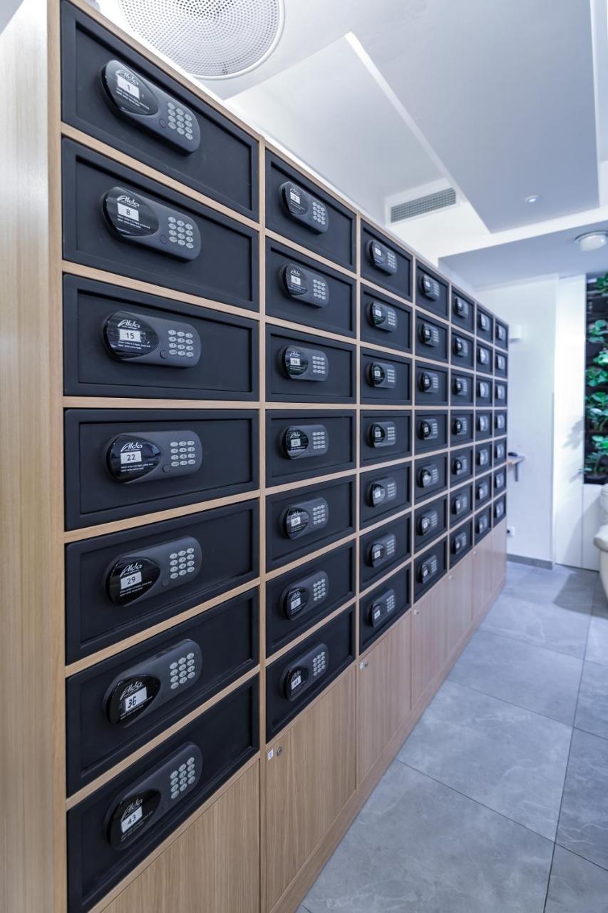 Merchants Crown Suites And Spa ปราก ภายนอก รูปภาพ Private safes at a bank